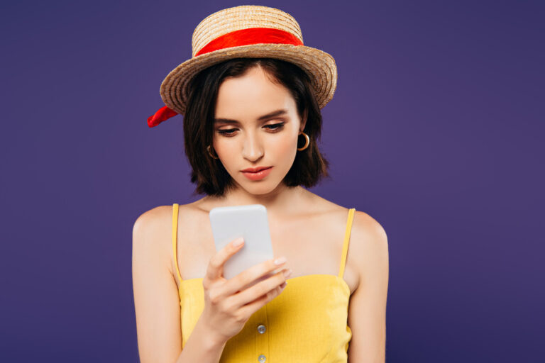 Une jeune fille portant un chapeau qui s'est connectée sur son autre compte SnapChat