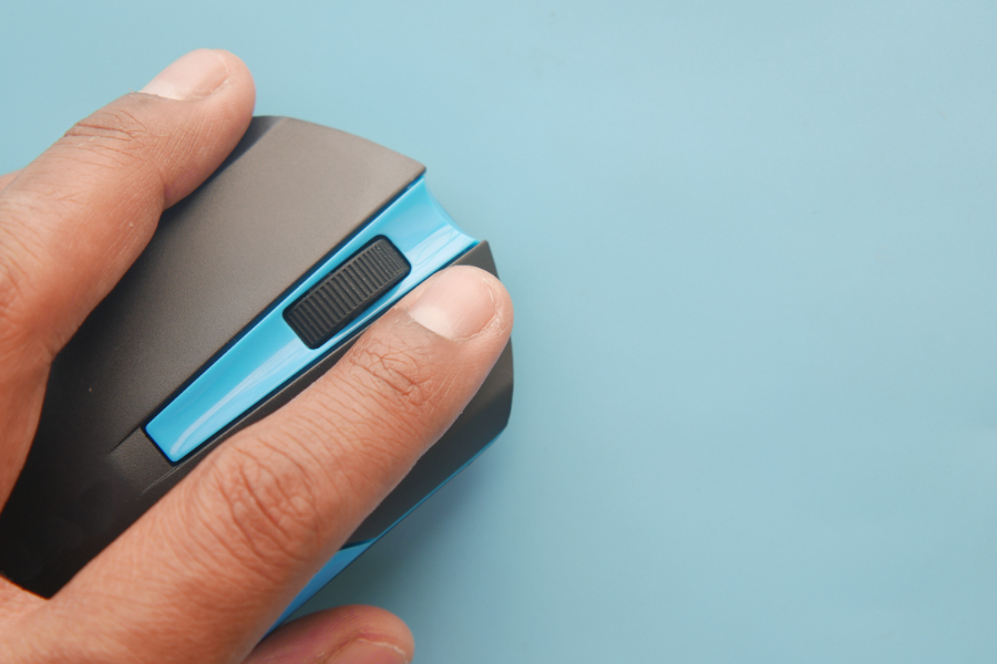 Une personne qui clic sur le souris pour vérifier si elle a bien résolu le problème avec le curseur