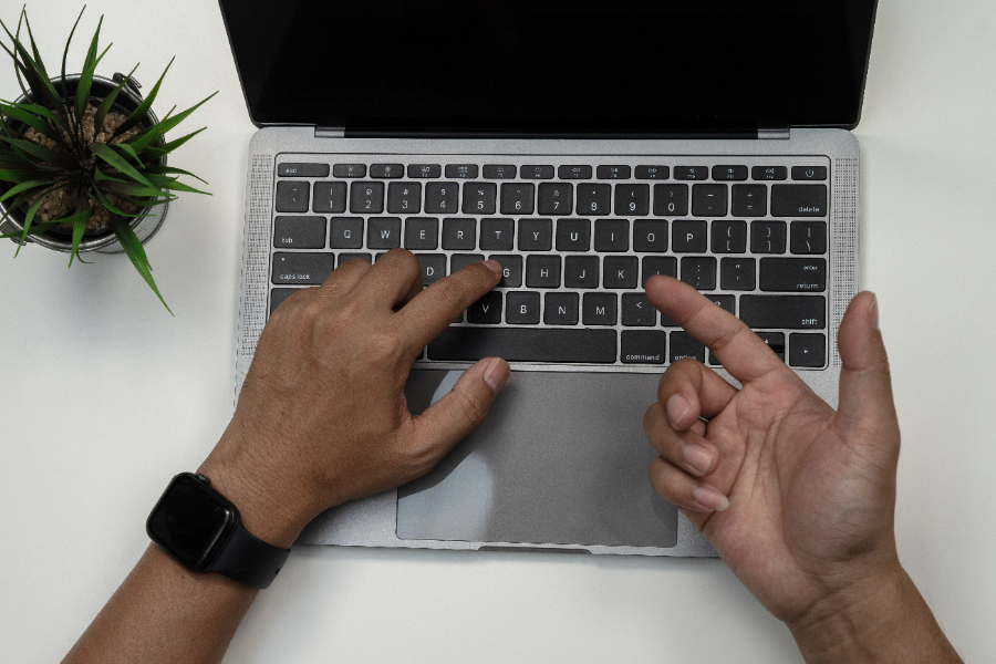 Un homme montrant comment allumer un mac avec le clavier