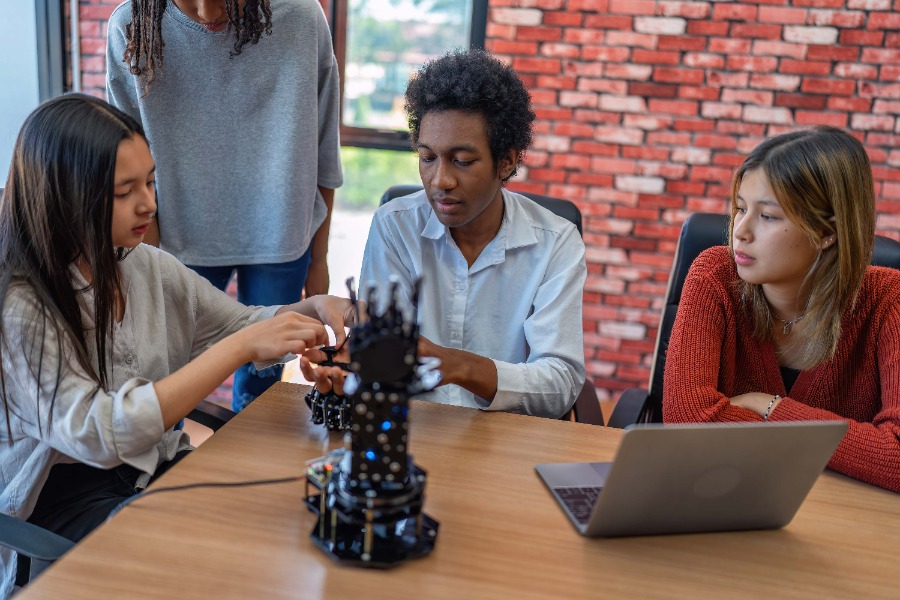 Une personne pose une question sur son téléphone et lit la réponse de ChatGPT