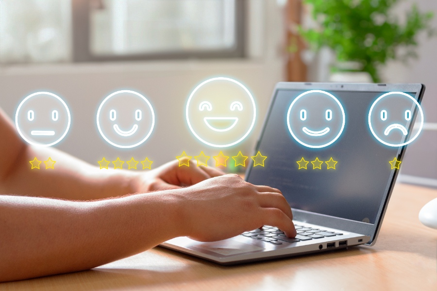 Un utilisateur écrit un avis sur la fiche Google d’un commerce