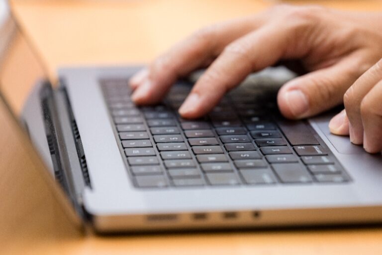 Clavier QWERTY connecté à un ordinateur, prêt à être configuré en AZERTY