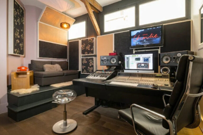 Studio d'enregistrement pour la création d'identité sonore