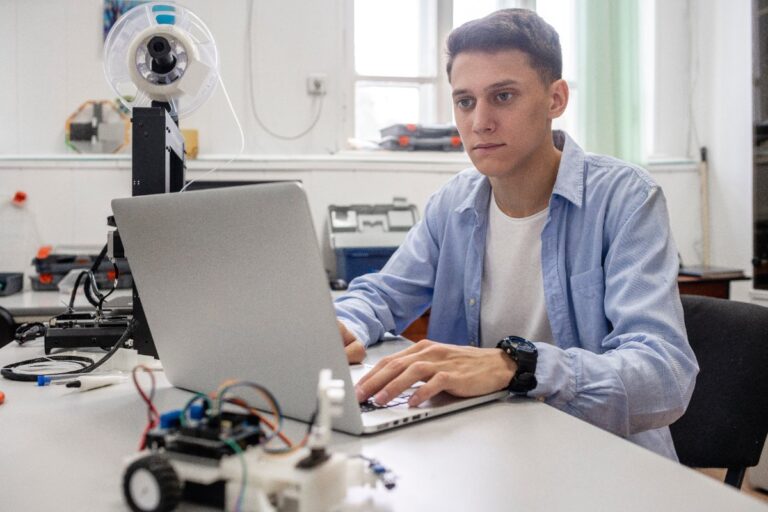 Un jeune ingénieur en informatique travaillant dans un bureau