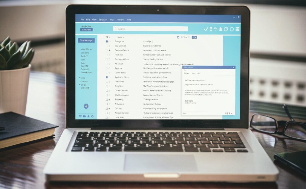 Des mails reçus et affichés sur un écran 