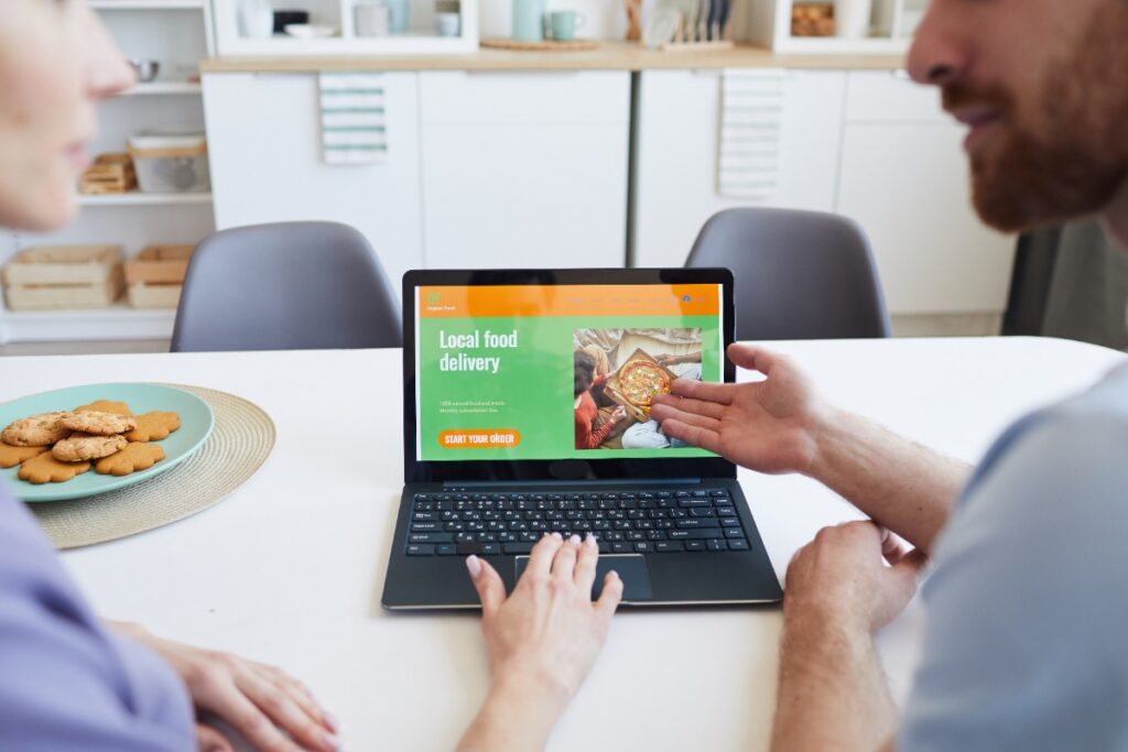 Des personnes qui regardent la TV Orange sur un ordinateur 