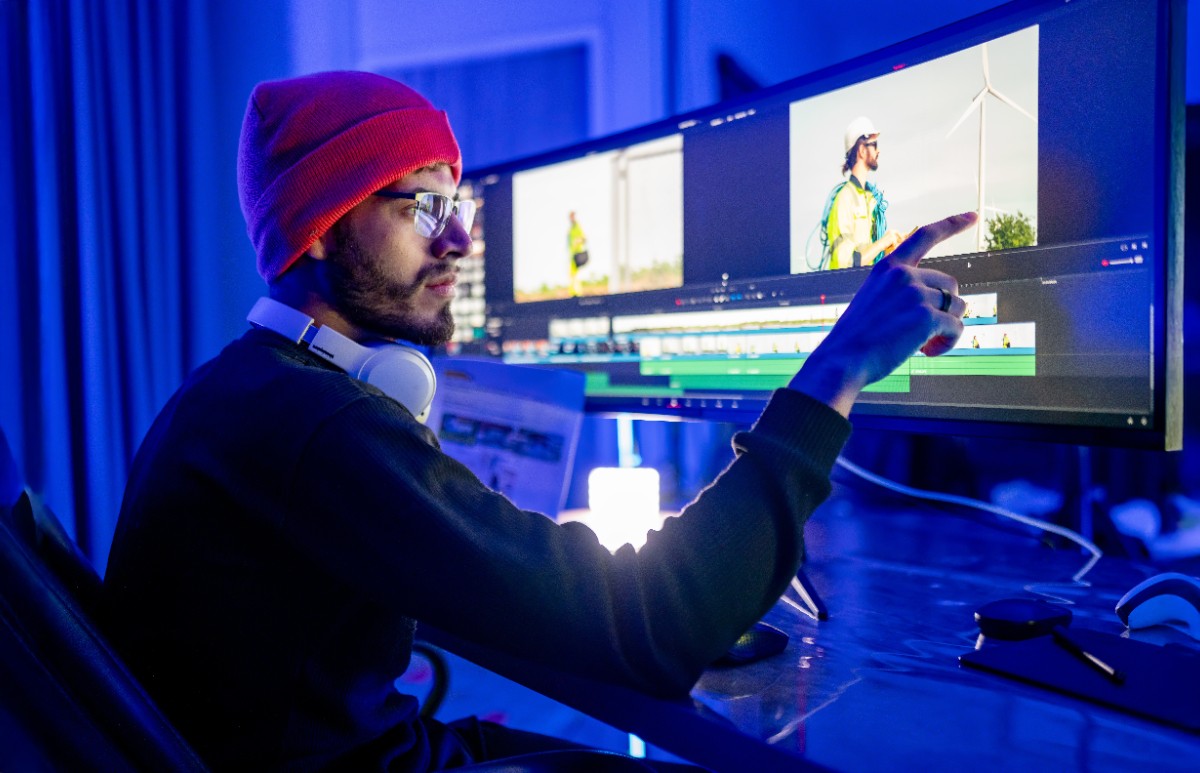 Un homme qui fait du montage vidéo avec du logiciel sur son ordinateur