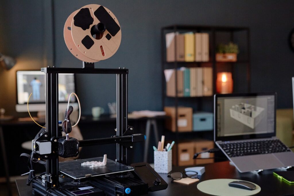 Une imprimante 3D et un ordinateur dans un bureau