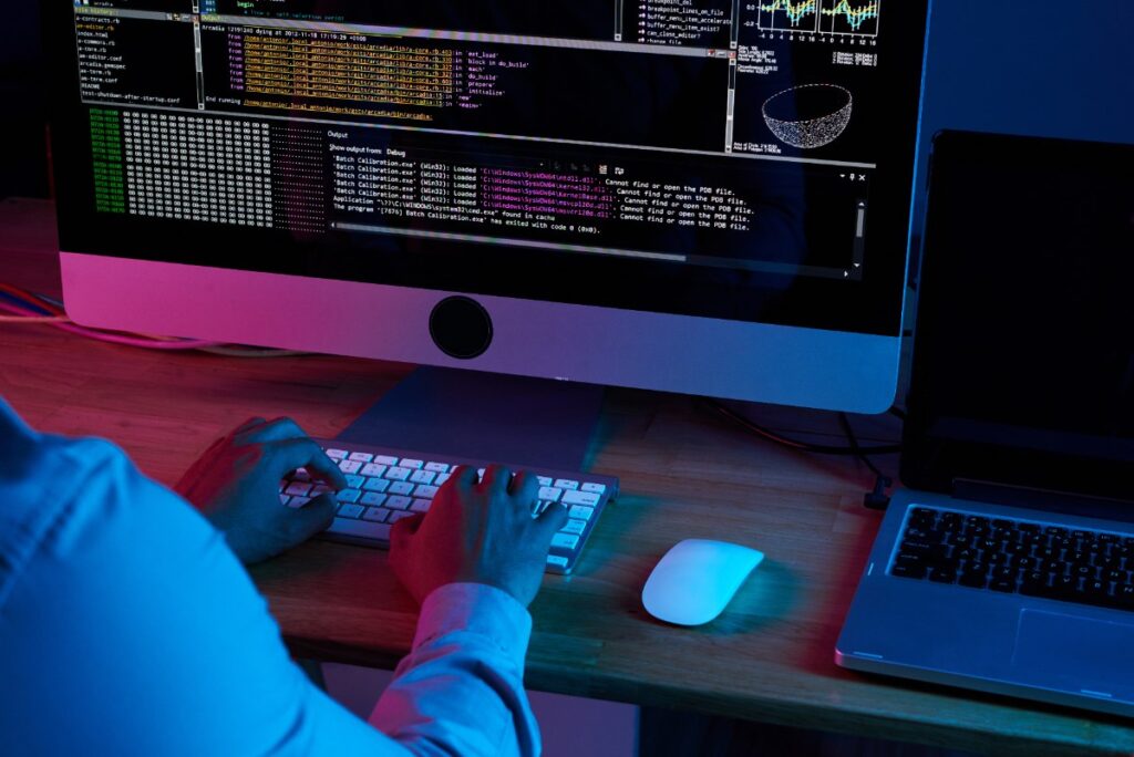 Main d'une personne sur le clavier pour l'installation d'un logiciel sur le PC