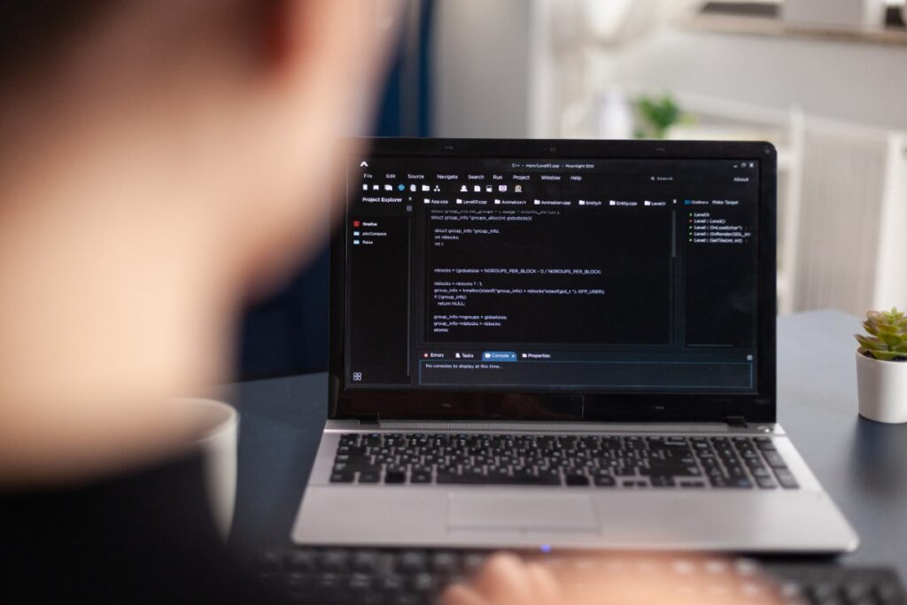 Une personne qui installe du logiciel sur un nouveau PC