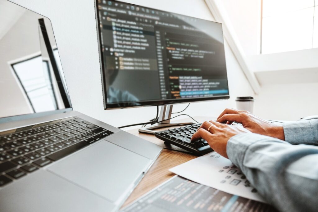 Une personne créant un logiciel dan son bureau