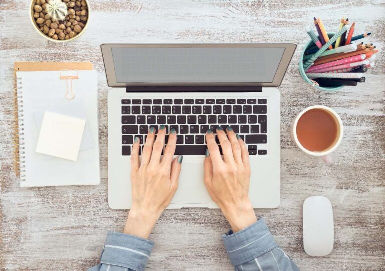 Une personne travaillant sur un PC pour une écriture de livre