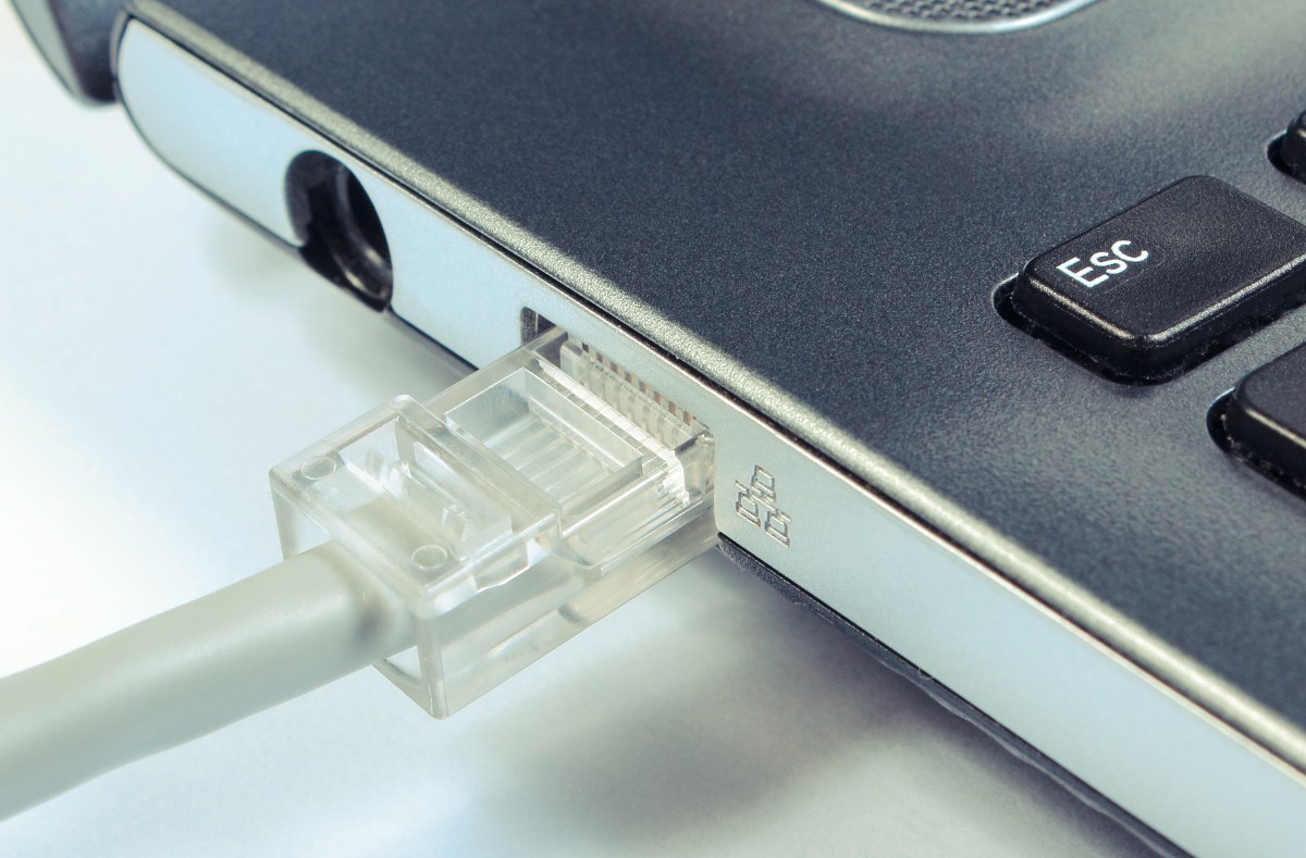 Un câble ethernet branché à un ordinateur