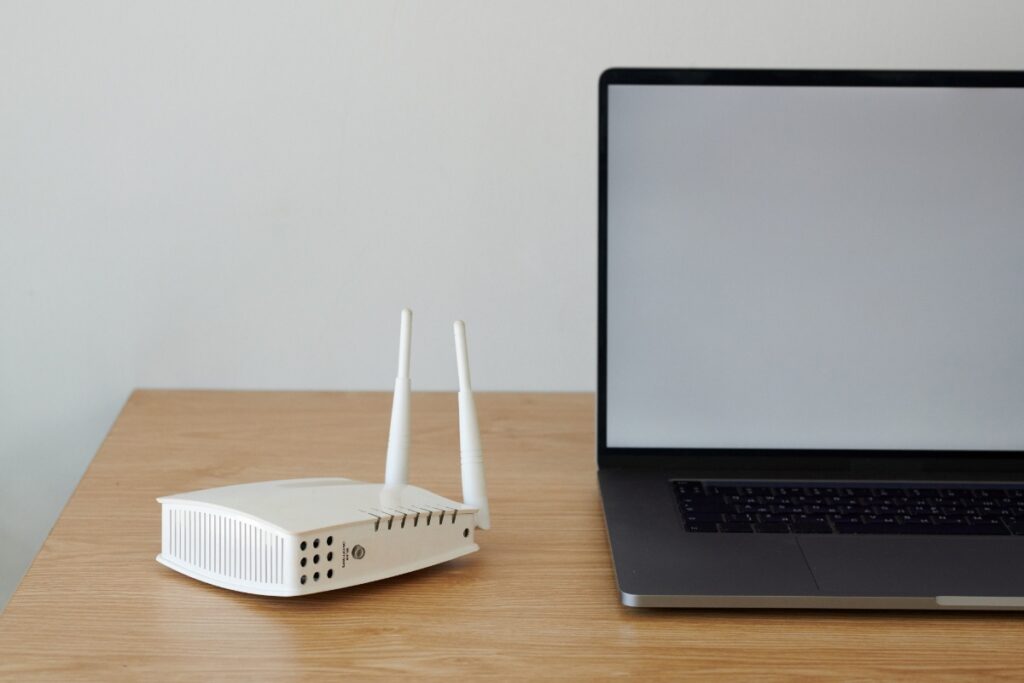 Un capteur de wifi posé à côté d'un ordinateur portable