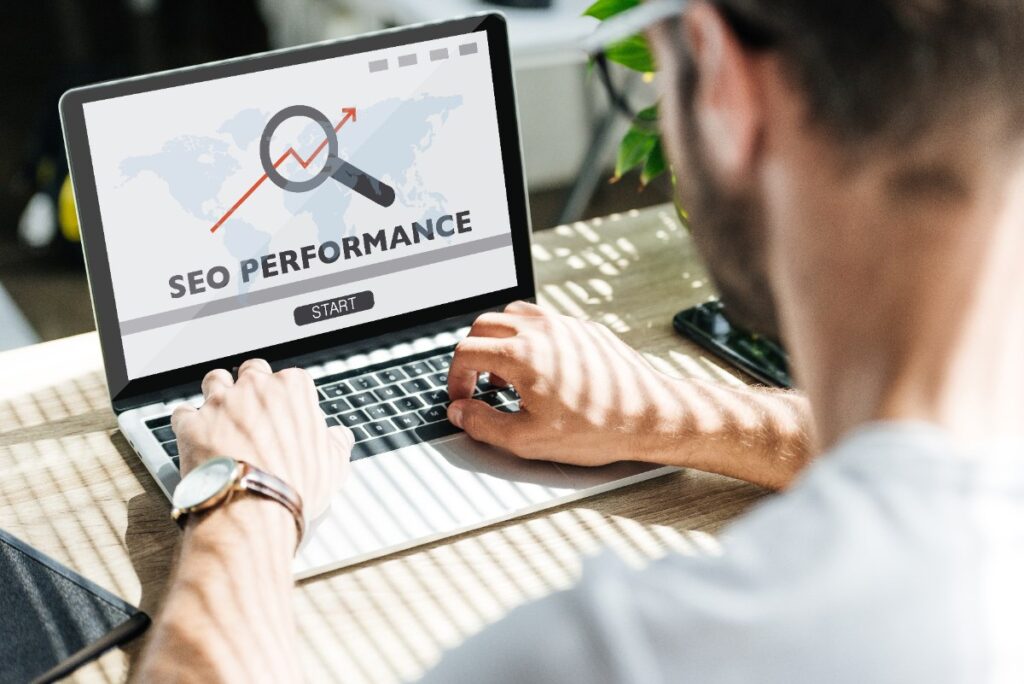 Un homme qui améliore son référencement sur Google