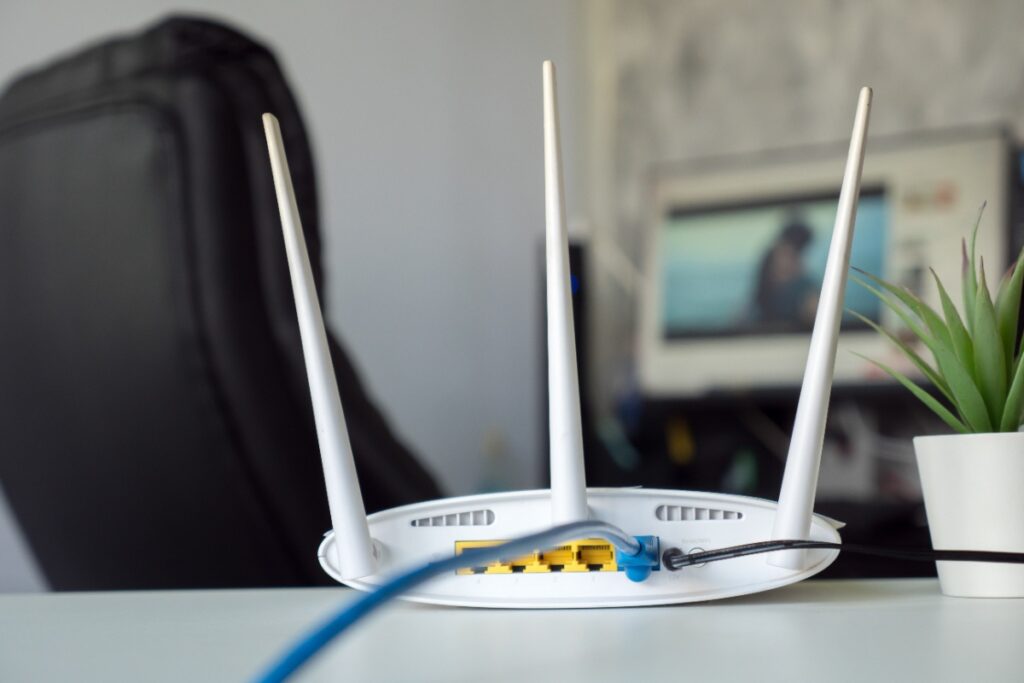 Un routeur de wifi sur table