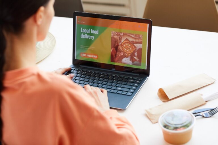 Une jeune femme regardant un TV Orange sur un ordinateur portable