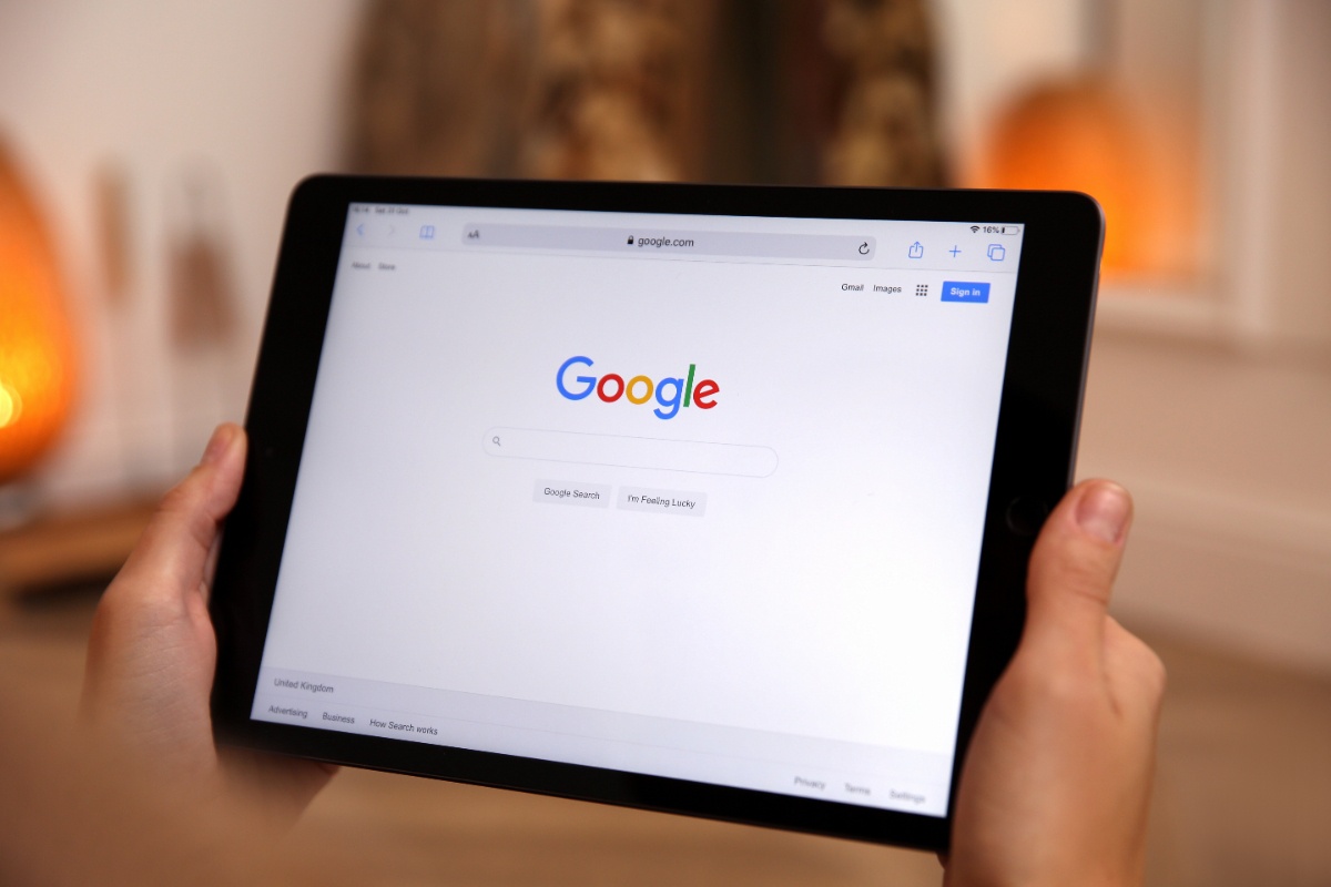 Une personne créant une fiche Google My Business sur une tablette