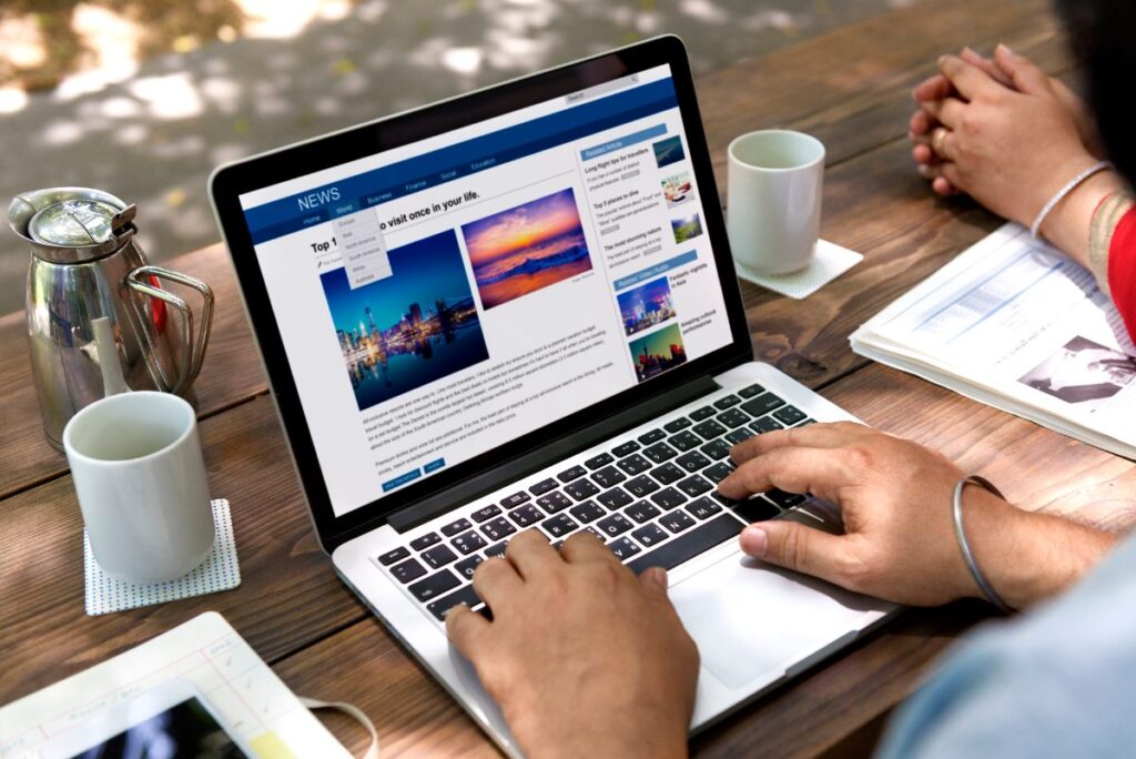 Une personne faisant optimiser son page web sur Instagram