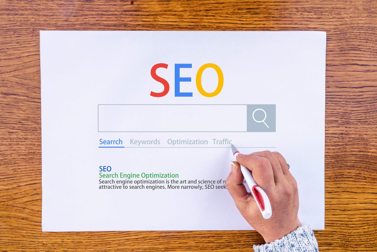 Une personne faisant une recherche sur internet pour améliorer son référencement sur Google