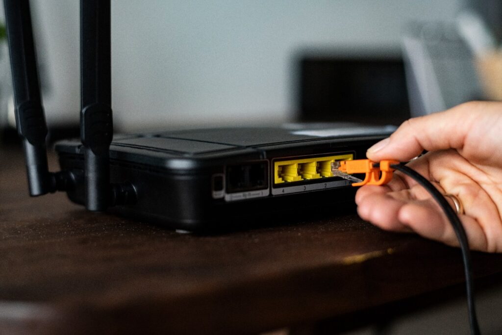 Une personne qui branche un câble ethernet