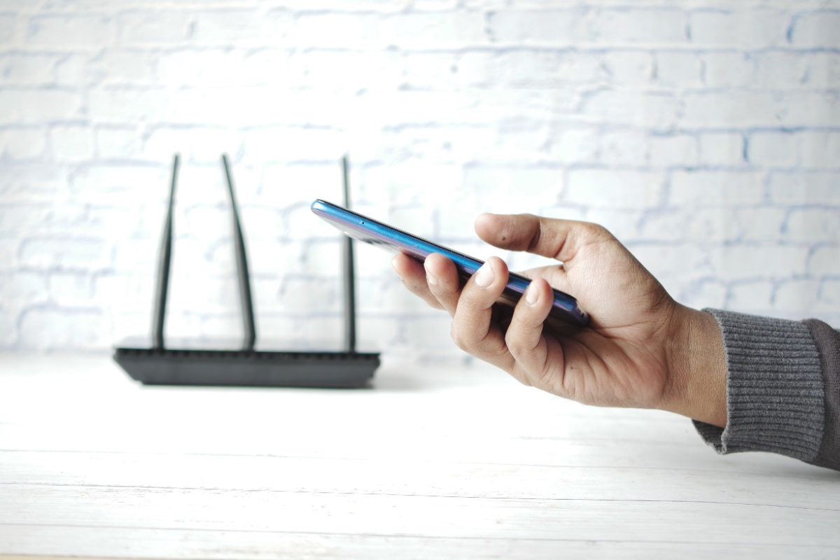 Une personne qui connecte son téléphone à un wifi