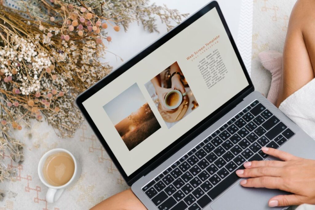 Une personne travaillant sur son ordinateur en créant un site web sur Wix