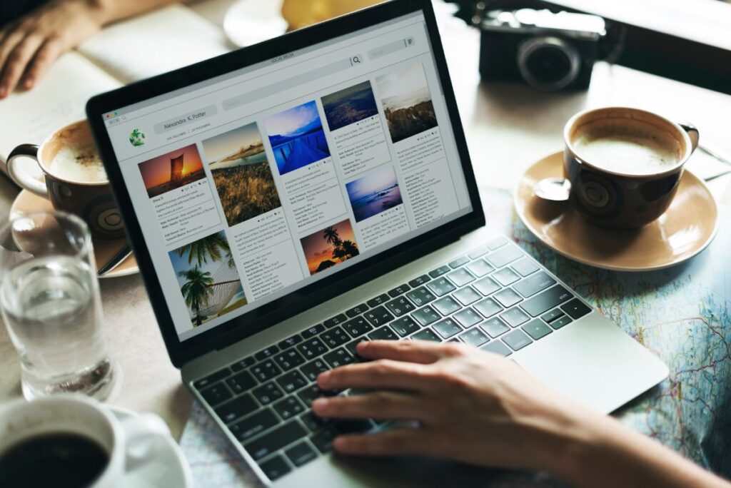 Une personne qui modifie sonn profil pour sa fiche Google My Business