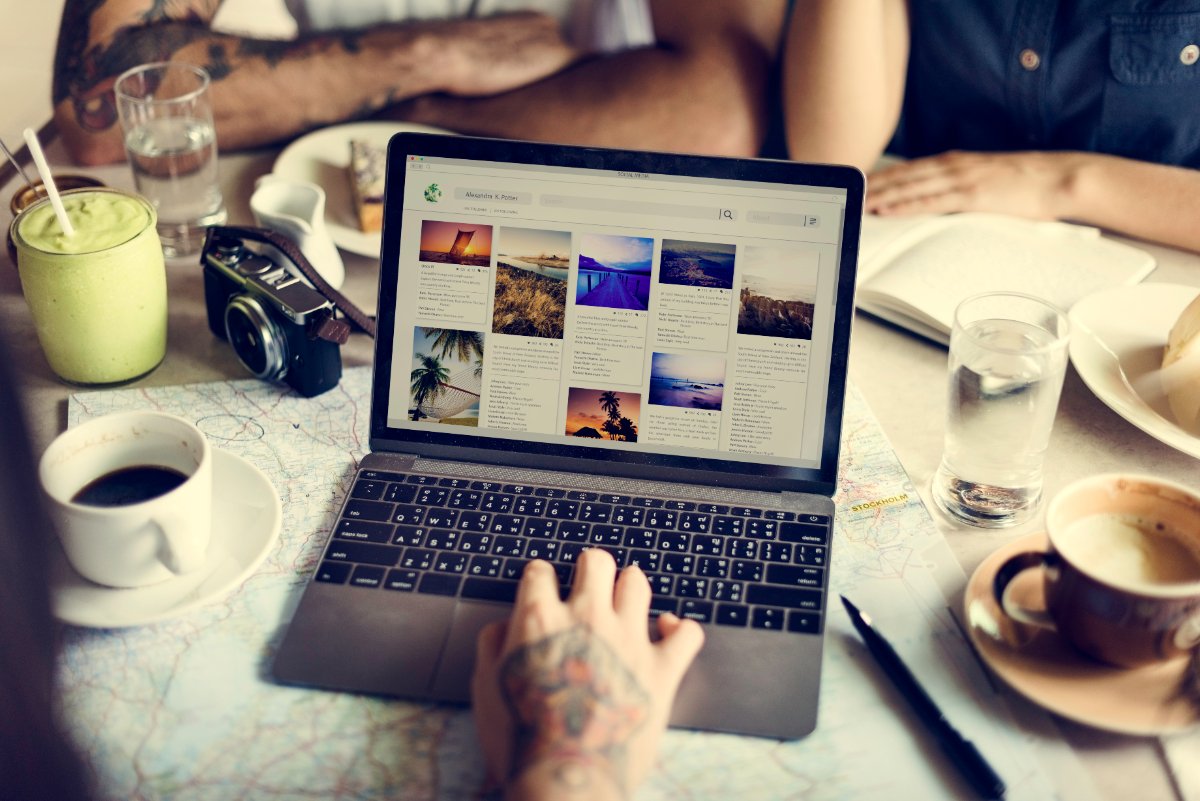Une personne qui regarde des images à télécharger sur Mac