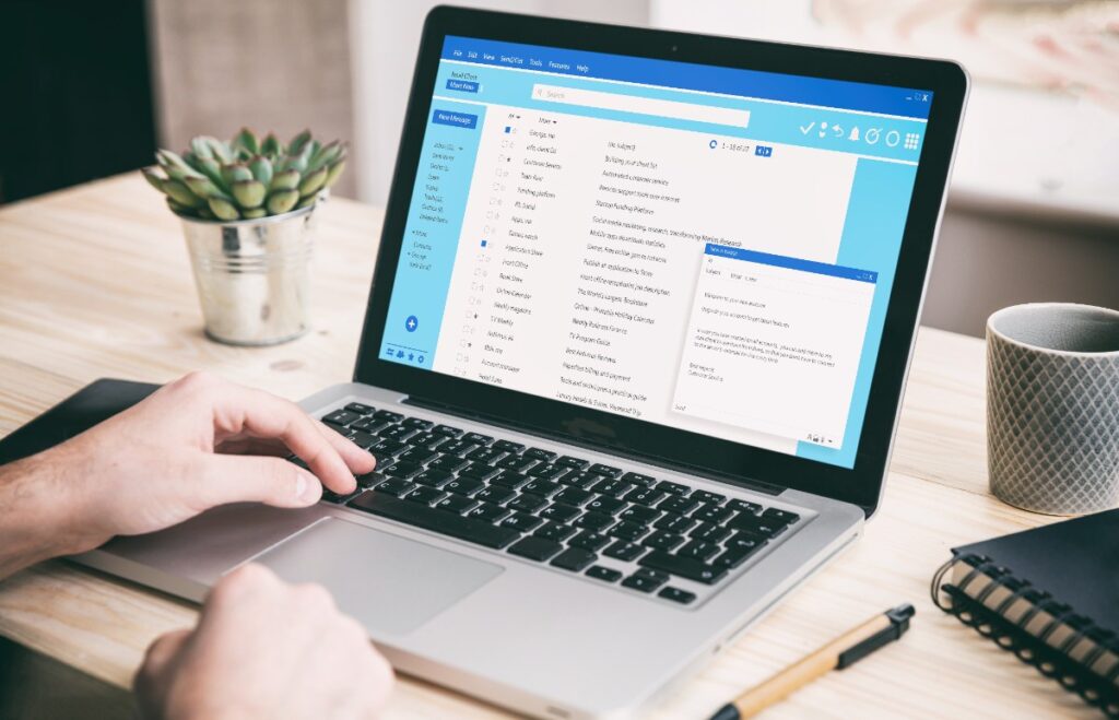 Une personne qui regarde ses mails sur un ordinateur