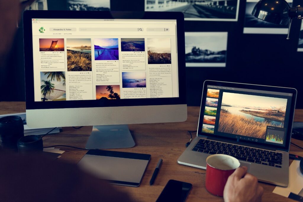 Une personne qui télécharge des images sur Mac