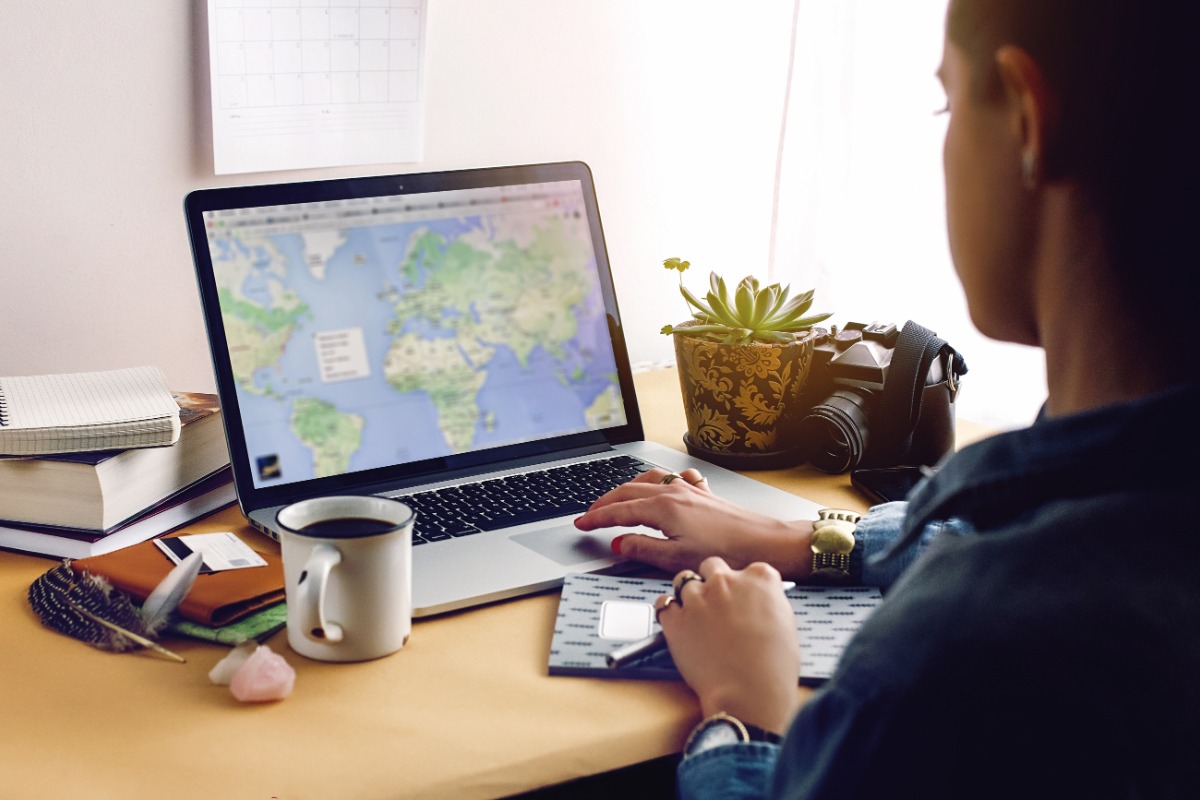 Une personne qui télécharge Google Earth sur un ordinateur portable
