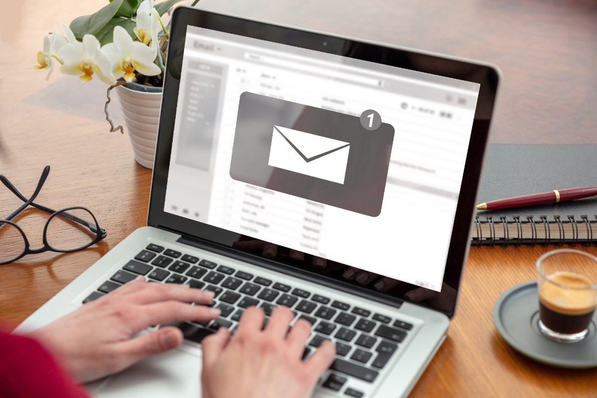 Une personne recevant un mail sur son PC