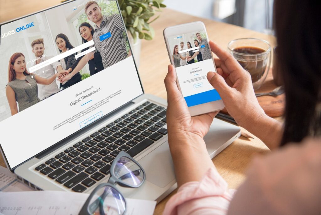 Une personne visitant un page web sur Instagram