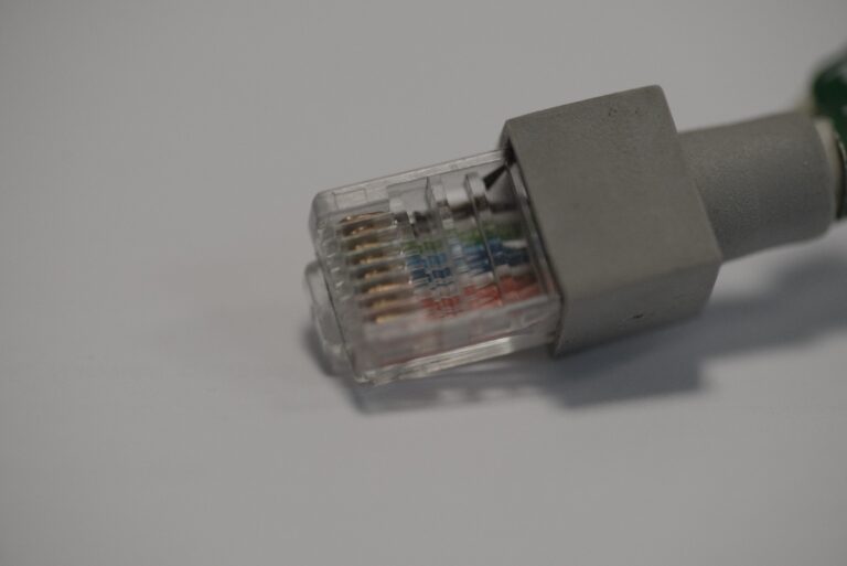 Un câble RJ45 sur la table