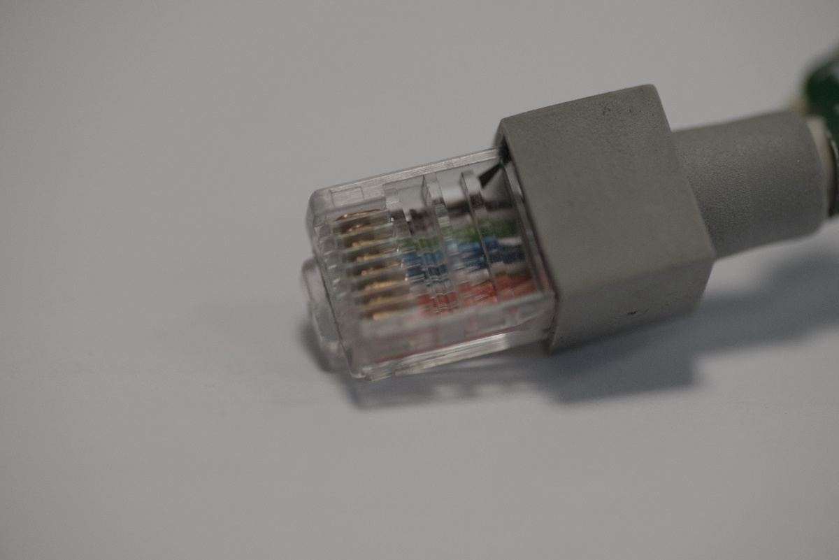Un câble RJ45 sur la table