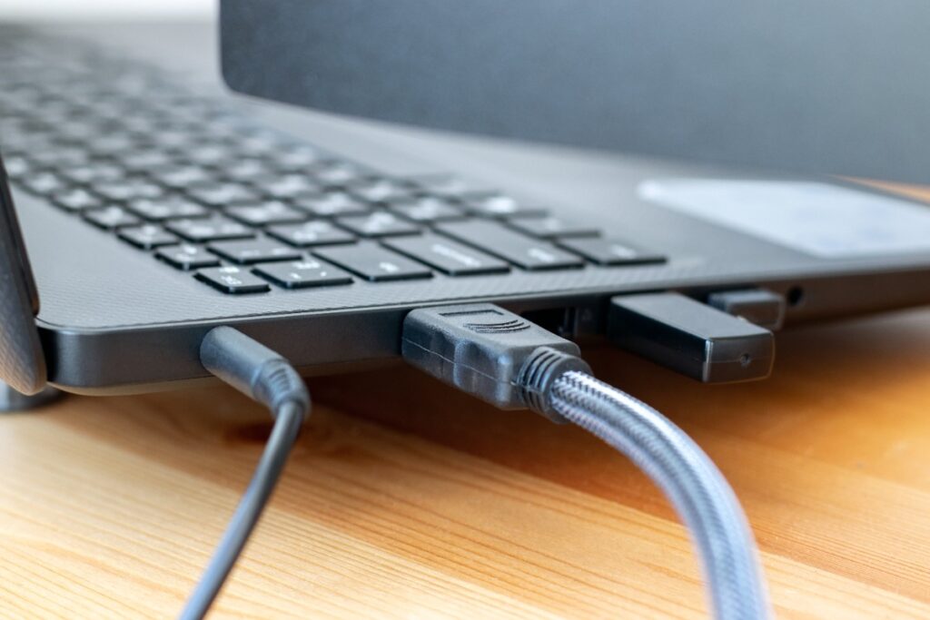 Des câbles et une clé USB attachés sur l'ordinateur