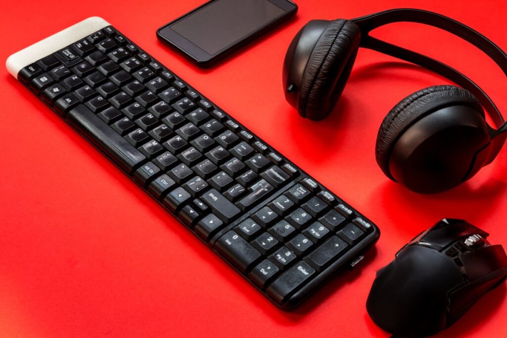 Un clavier sans fil, un casque et un téléphone portable