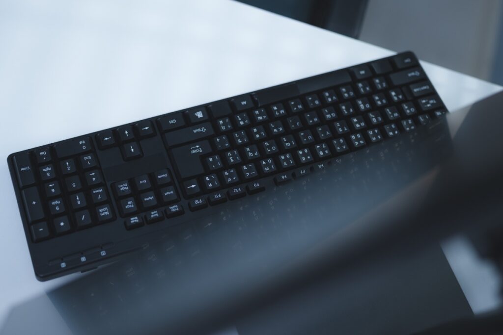 Un clavier noir sans fil placé sur la table
