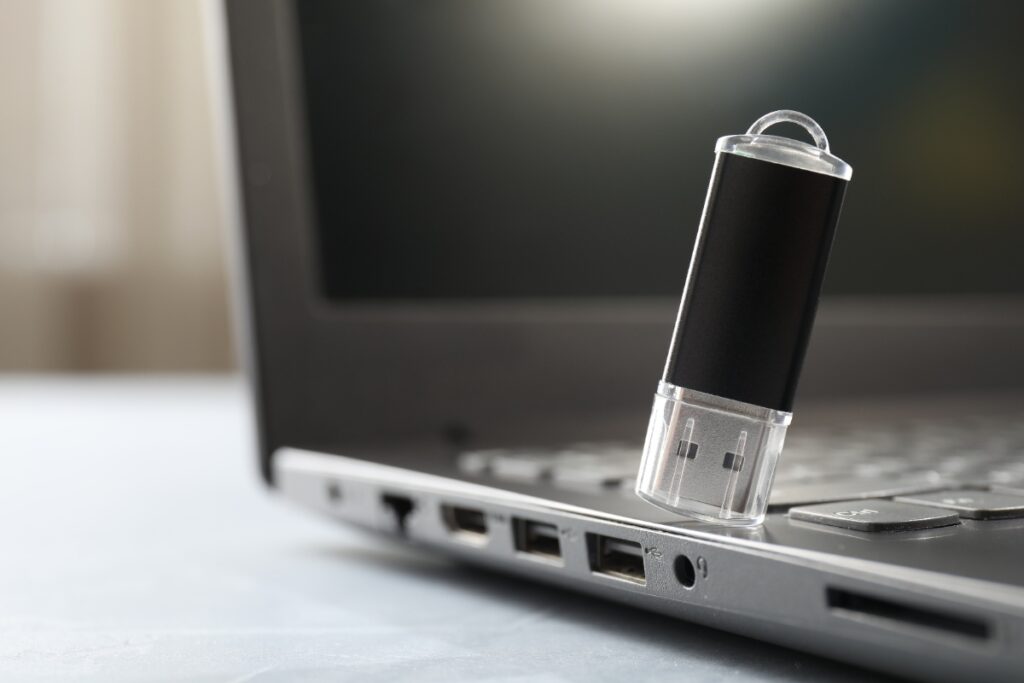 Une clé USB posée sur le clavier d'un ordinateur