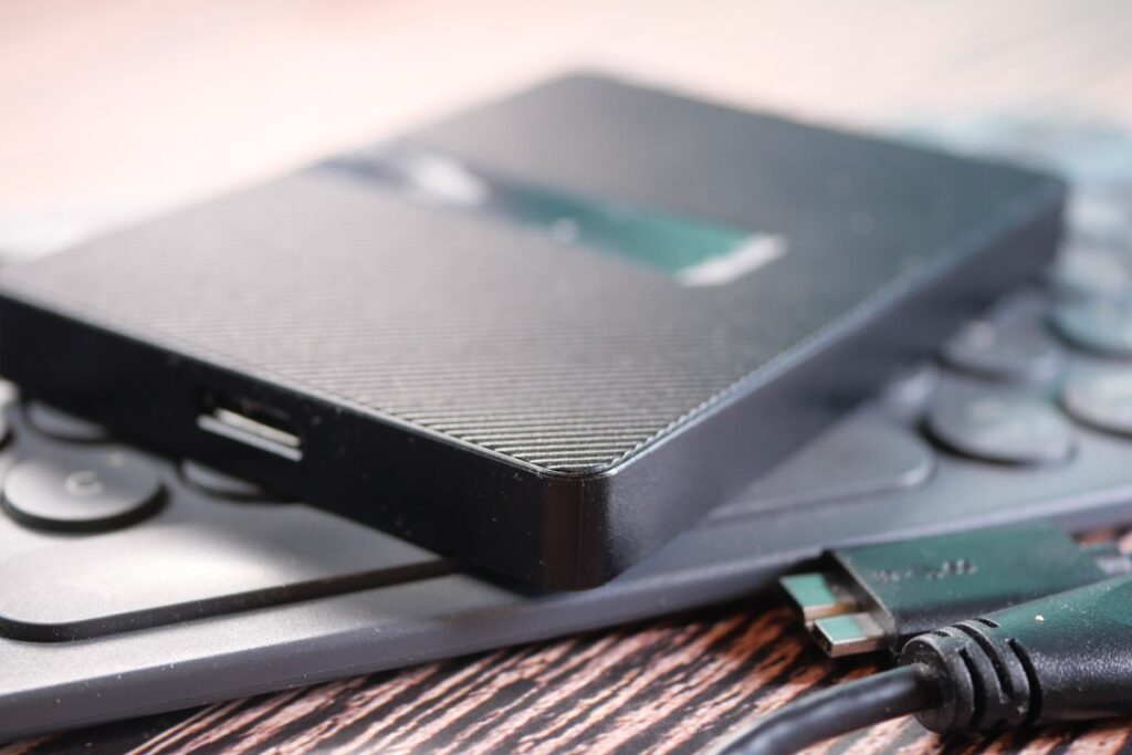 Un disque dur externe placé sur le clavier d'un ordinateur portable