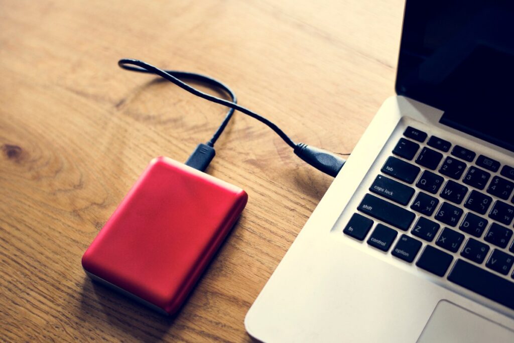 Un disque dur externe connecté à un ordinateur portable