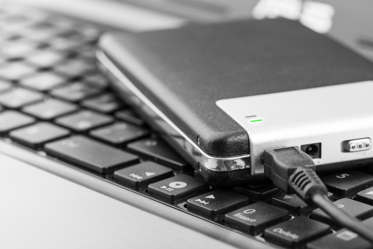 Un disque dur externe sur le clavier