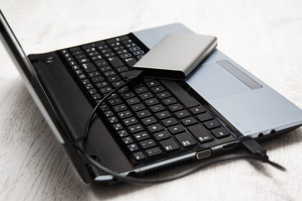 Un disque dur sur le clavier d'un ordinateur portable