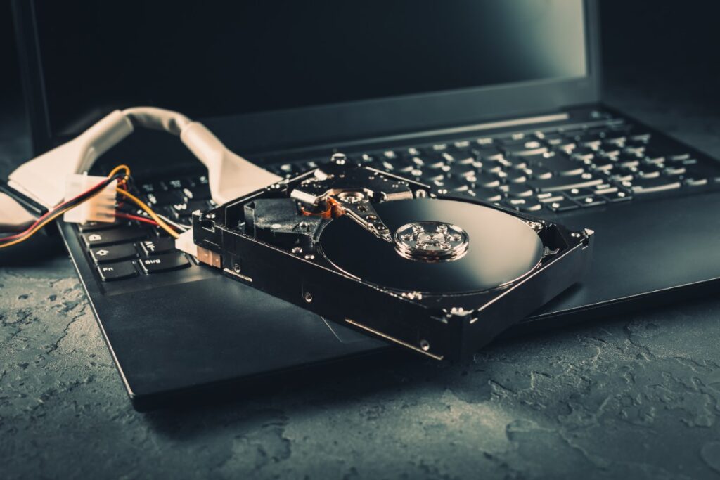 Un disque NTFS posé sur le clavier d'un ordinateur