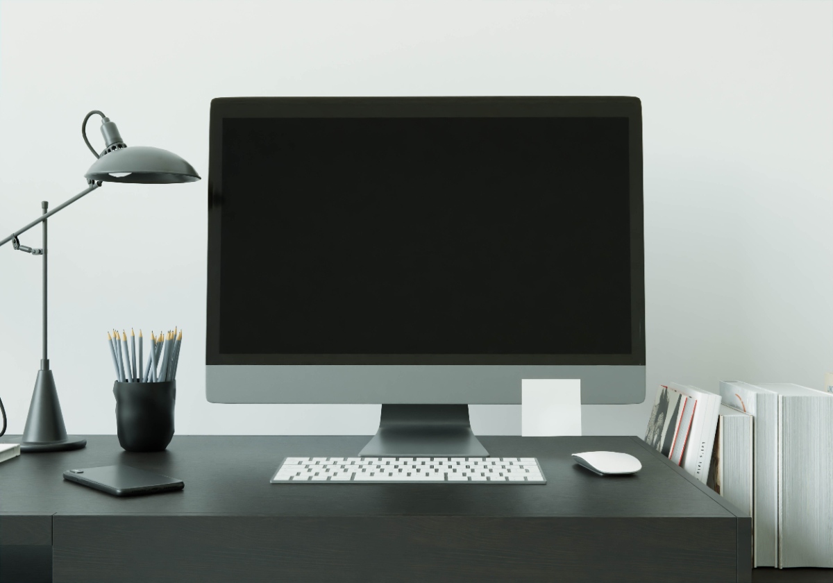Ecran noir d'un ordinateur sur la table de bureau