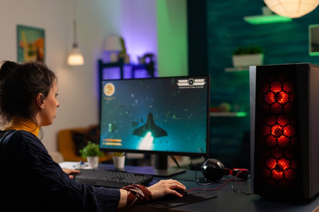 Une femme qui joue à un jeu sur son ordinateur