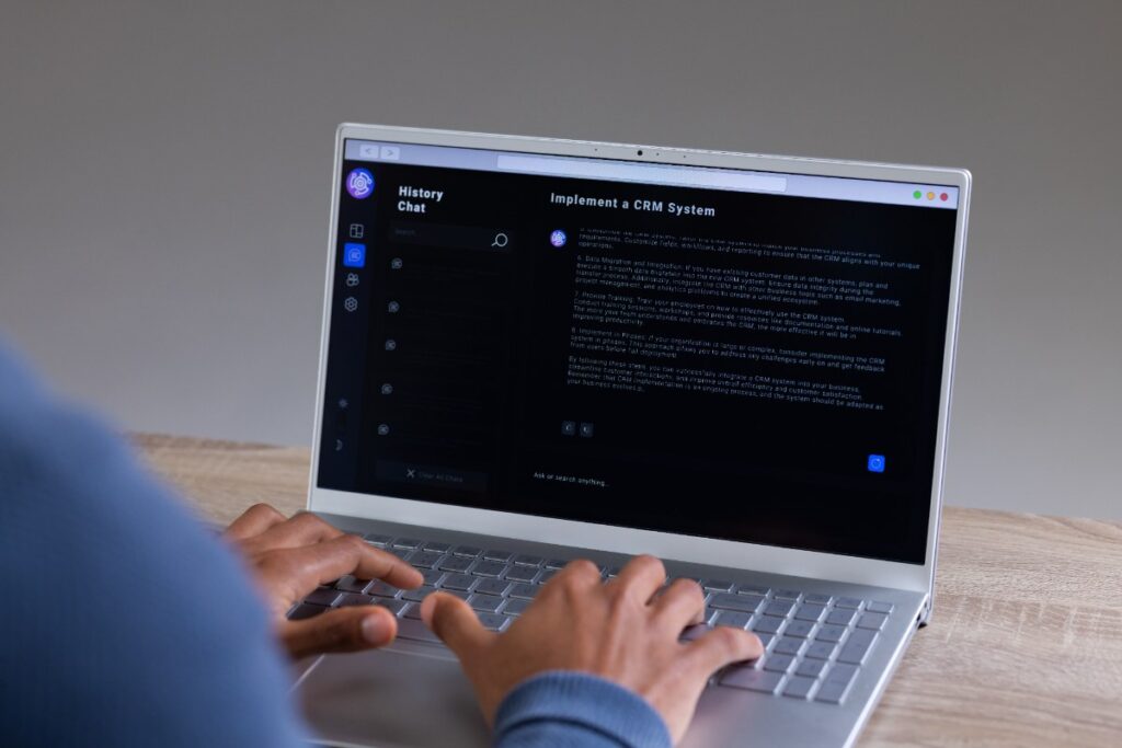 Un homme mettant ses mains sur le clavier d'un ordinateur