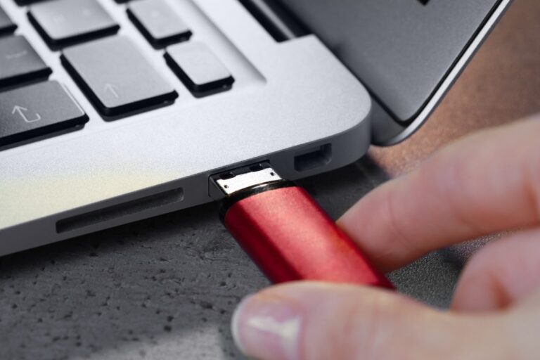 Une main qui attache une clé USB sur un ordinateur