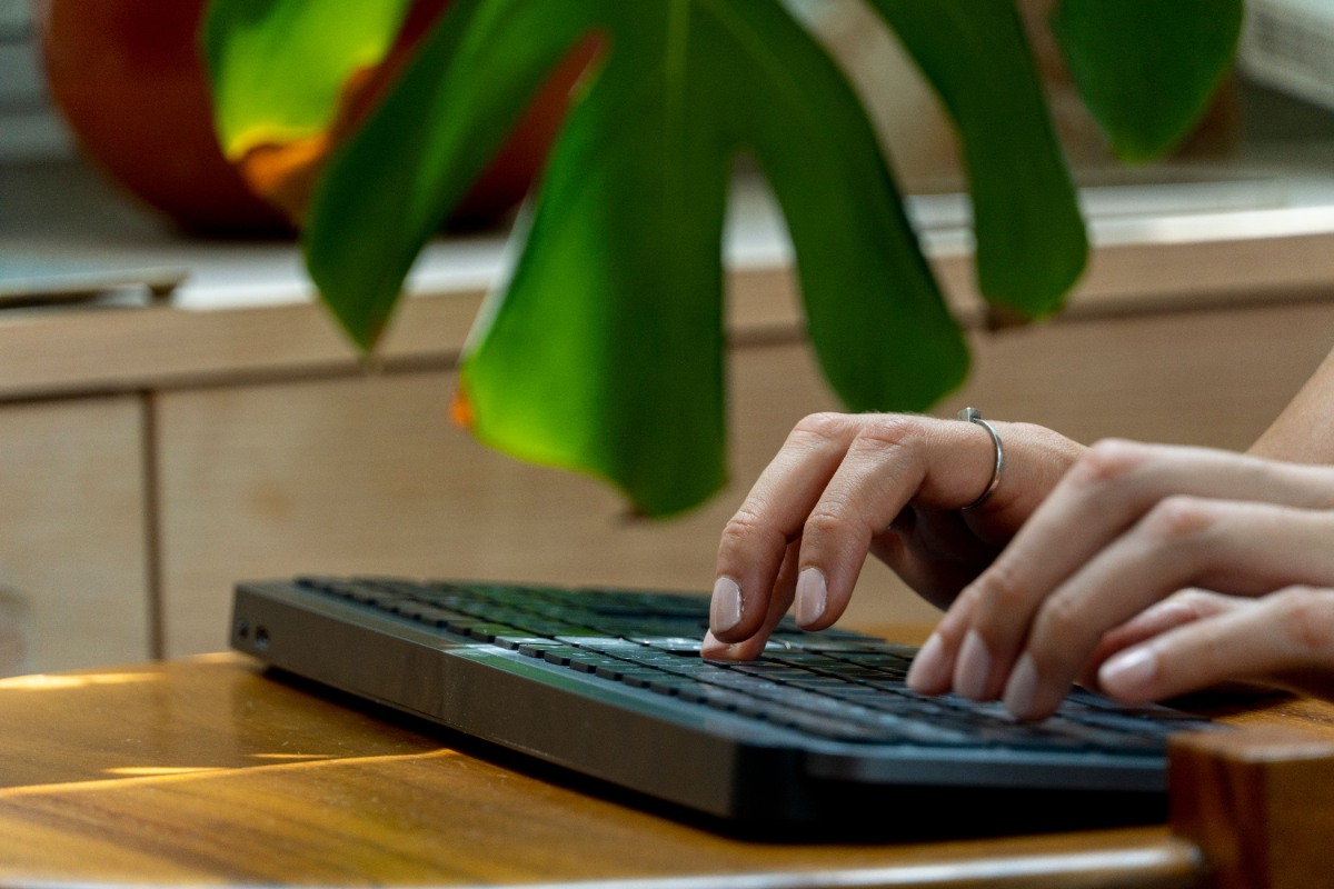Mains tapant sur le clavier sans fil